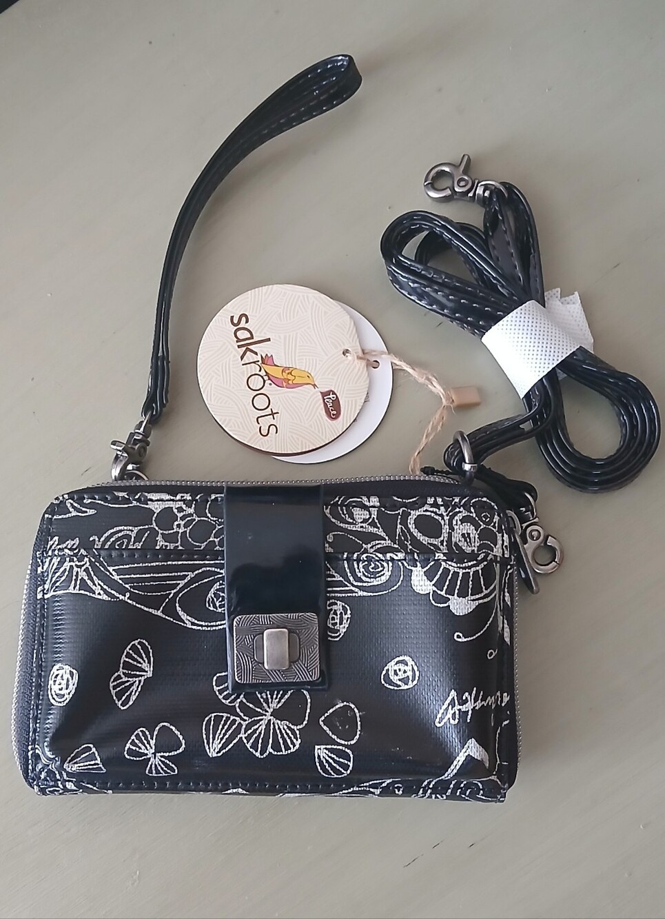 NWT Sakroots Black and White Floral Convertible Crossbody Wallet